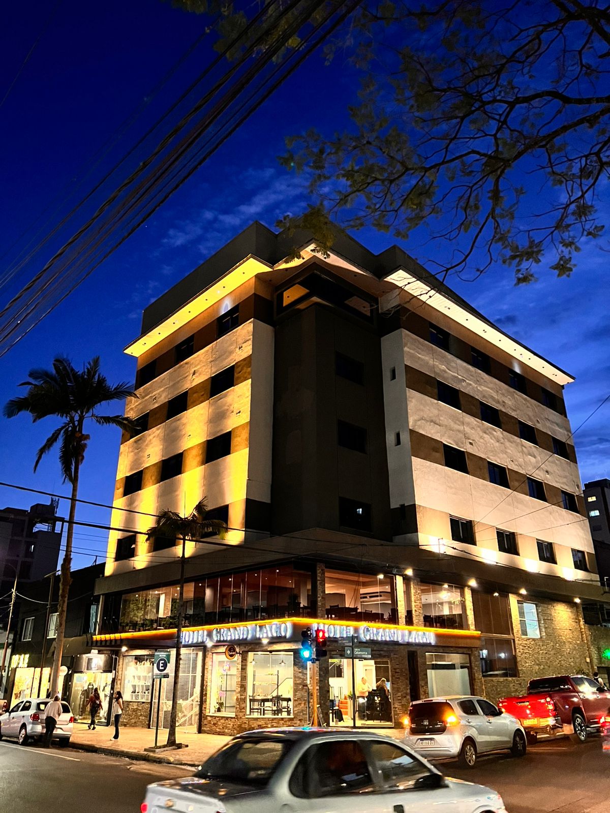 Hotel Grand Lago - Vista nocturna exterior